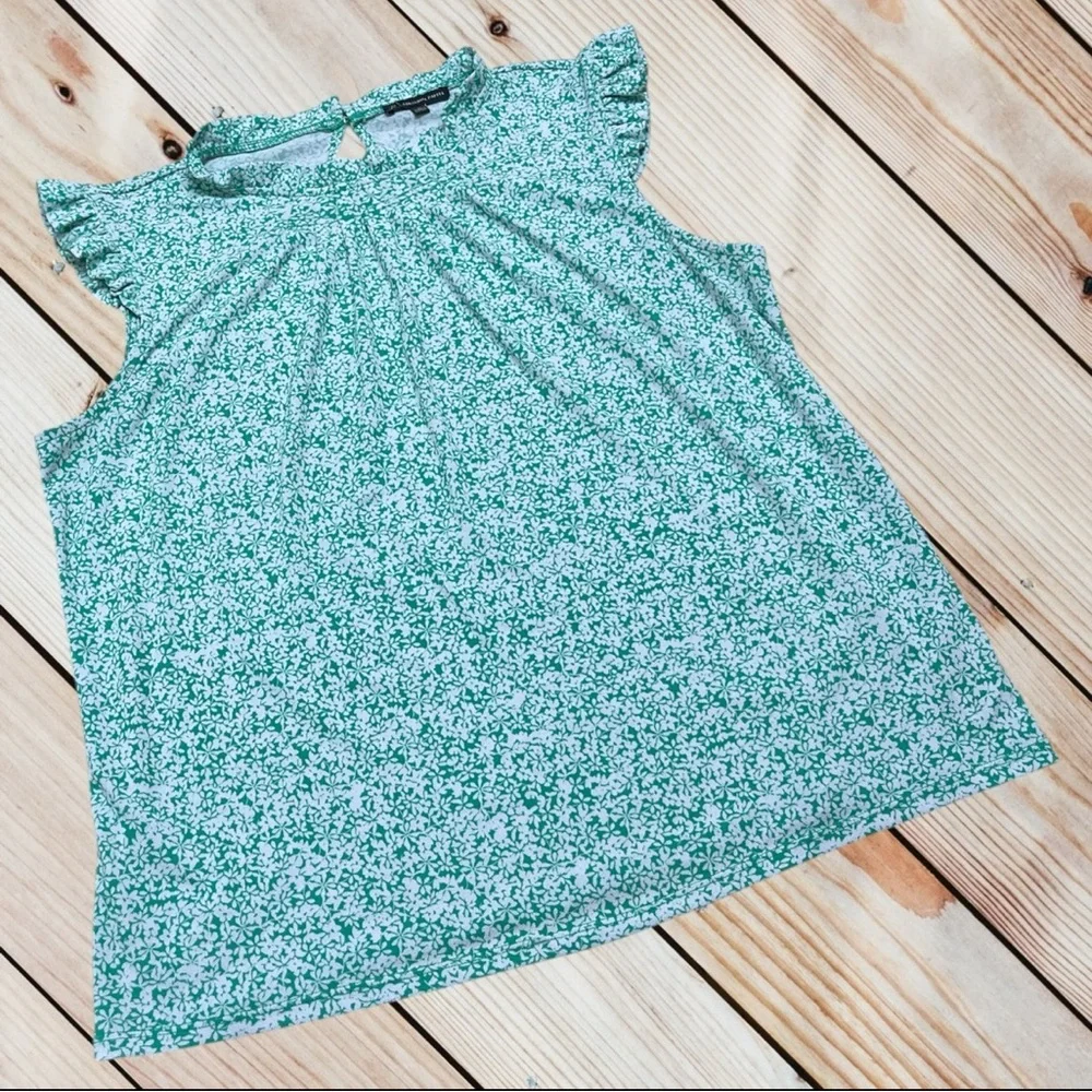 Adrianna Papell L green & white floral ruffle sleeve top